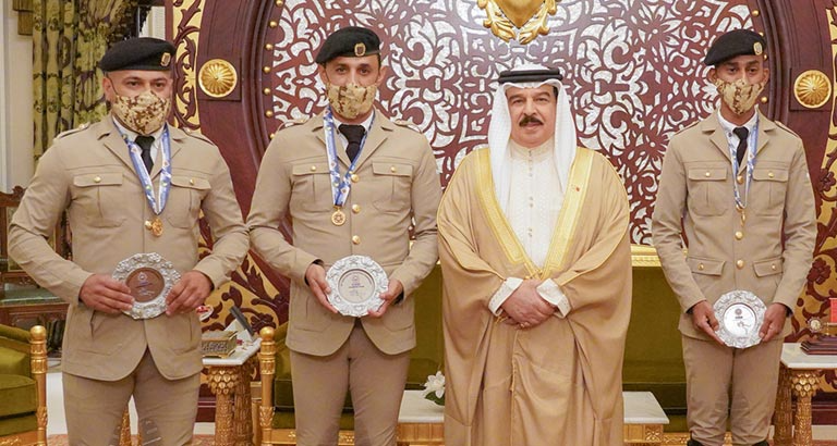 HM King Hamad Receives the Award-Winning BDF equestrian team 